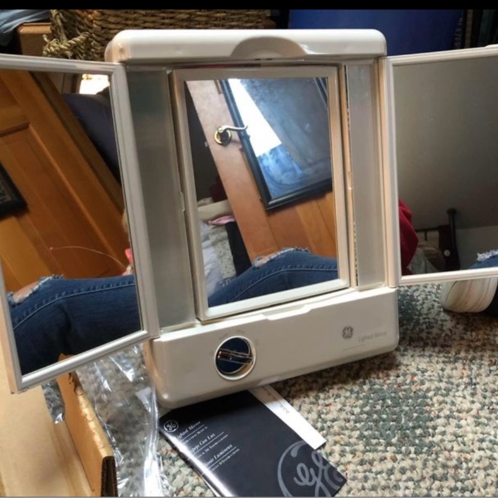 Makeup mirror (lighted) - Picture 2 of 2